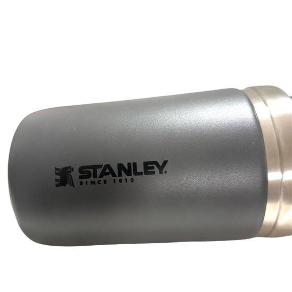 NWOT Stanley 64 oz jug with straw grey - Picture 3 of 5